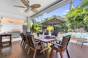 Massive deck with 8 seater table and quality barbeque 