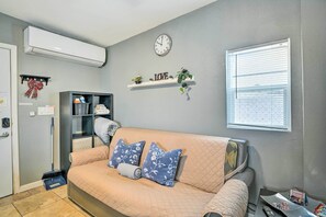 Studio Interior | Queen Sleeper Sofa | Free WiFi | Smart TV