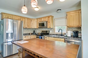 Kitchen | 1st Floor | Dishware/Flatware Provided