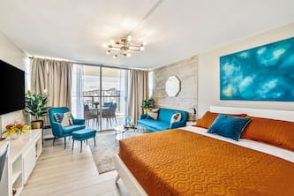 New Modern Studio in Central Waikiki with Views