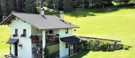 Außenseite Ferienhaus [Sommer]