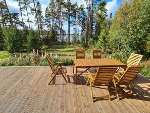 Terrasse mit Seeblick direkt vor dem Wohnzimmer.