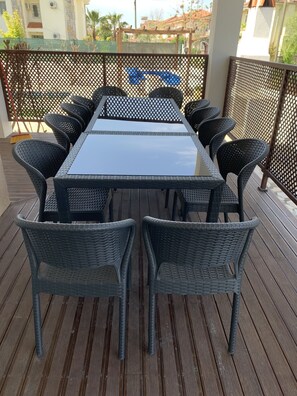 Verandah dining for 12 guests