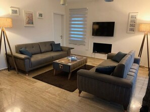Lower  level sitting room