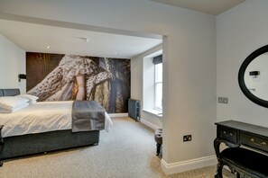 The queens room. Super king bed or twin on request when booking. Ensuite.