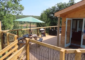 A BBQ, picnic table and great views, just what you need for a relaxing break!