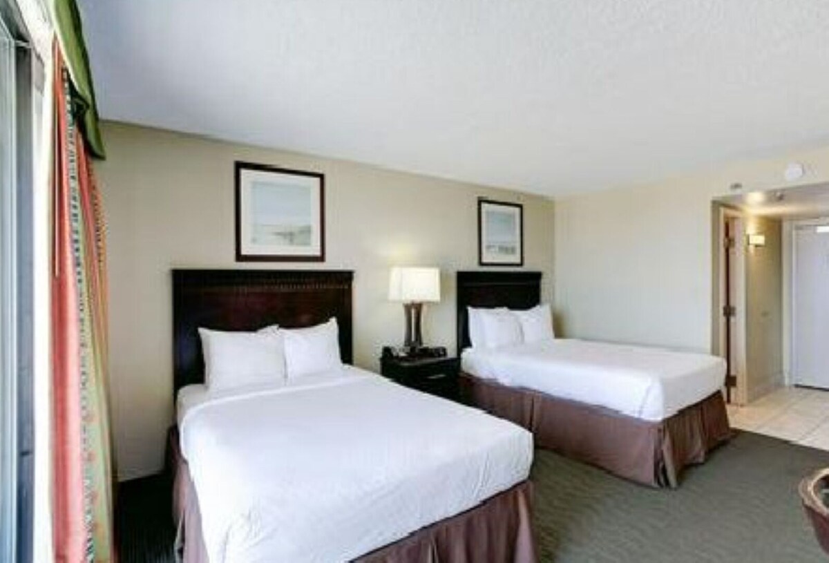 Bch Q 1BR 1BA w Ocean Front Balcony – sleeps 6