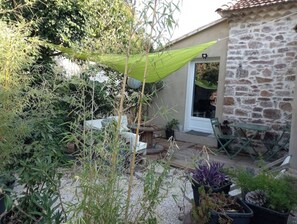 Entrée du logement et terrasse