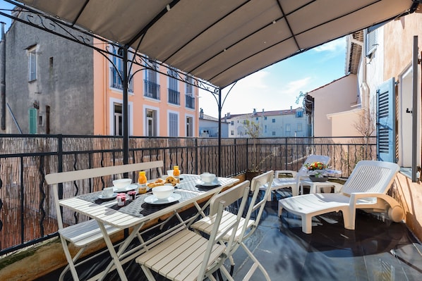 Outdoor dining