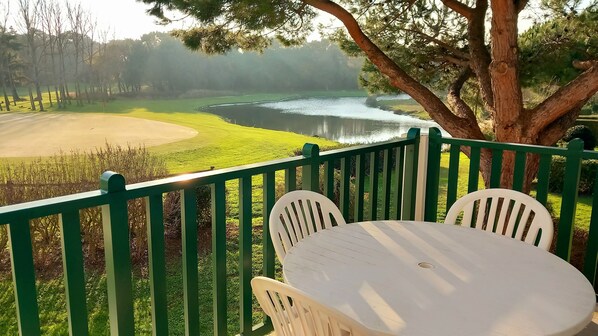 Vue dégagée sur le golf et la nature.