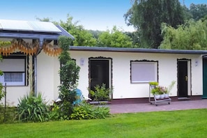 Stugans exteriör [sommar]