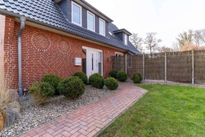 Außenseite Ferienhaus [Sommer]