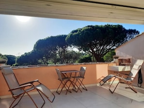 Terrasse tropézienne avec vue sur la nature sauvage. Coin plancha.