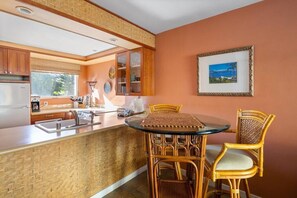 Dining table and chairs off the kitchen and livingroom