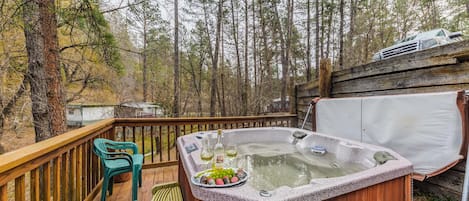 Hart Cabin’s Private Hot Tub - Ah, the joys of having a private outdoor hot tub! Laze among its bubbling, steaming waters and listen to the breeze rustling through the trees whenever you like.