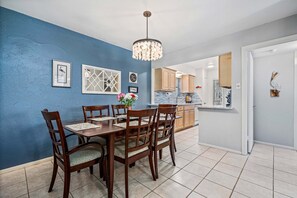 Dining & Kitchen