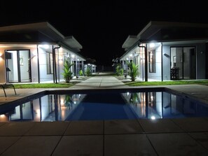 Casitas La Magnolia night time pool view