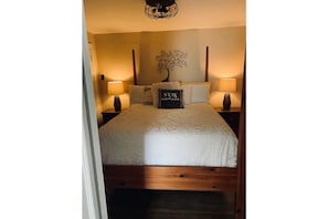 Big bedroom(queen)