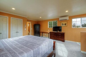 Plenty of closet and drawer space for your clothes and luggage in the spacious master bedroom. Enjoy the air conditioning on a hot day or get toasty with the heater on when its chilly outside.