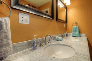 Modern vanity with beautiful granite counter tops and double sinks in the large Master bathroom. 
