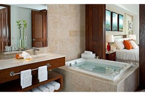 Master Room bathroom                               (sliding doors close)