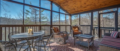 Private cabin-Main level screened in porch - overlooking lake