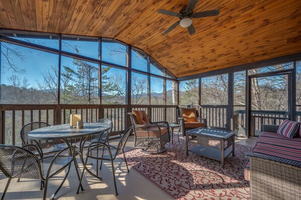 Private cabin-Main level screened in porch - overlooking lake