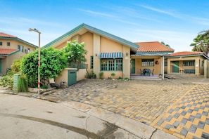 The front view of the villa.