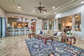 Living Room | Phoenix Valley Views | 2 Mi to South Mountain Park And Preserve