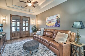 Living Room | 1st Floor | Central Air Conditioning | Smart TV