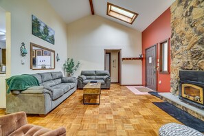 Living Room | Vaulted Ceilings