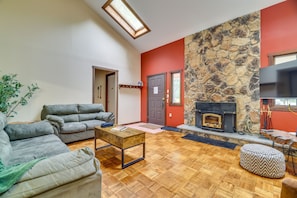 Living Room | Free WiFi | Smart TV | Decorative Fireplace