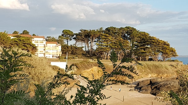 La Residence et la Plage de la Birochere juste devant