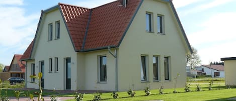 Außenseite Ferienhaus [Sommer]