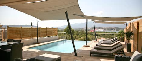 terrasse avec piscine privée et chauffée 4x8 
vue mer et montagne