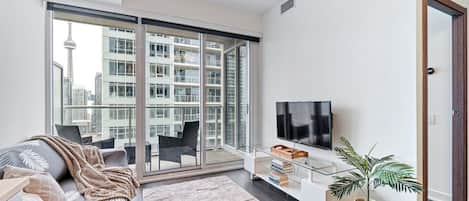 Living room with great CN Tower View~!