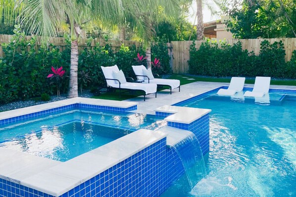 Heated saltwater pool + hot tub