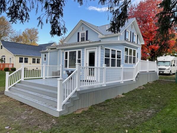 Nice deck for river watching.