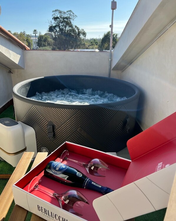 Outdoor spa tub