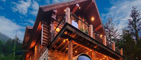 Traditional cedar log home with amazing mountain views & panoramic view sauna.