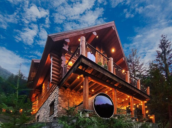 Traditional cedar log home with amazing mountain views & panoramic view sauna.