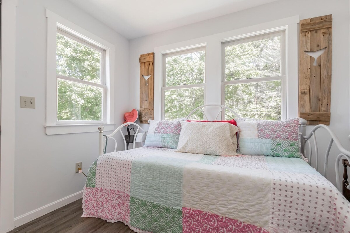 Updated Long Island Maine Cottage