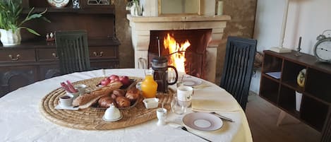 petit déjeuner au coin du feu