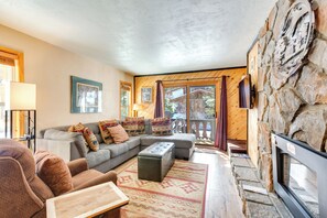 Living Room | Full Sleeper Sofa | 1st Floor | Smart TV | Gas Fireplace
