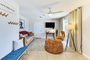 Living Room | Queen Sleeper Sofa | WFH Desk | Free WiFi | Smart TV
