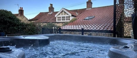 Snowdrop Cottage Hot Tub