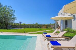 Relax by the beautiful swimming pool%2E