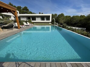 Infinity pool 12x6m with solar shower