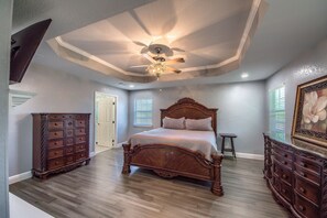 Keep me in Mind: Master Bedroom with ensuite full bath with Jetted tub!