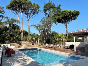 Piscine 4x10 chauffée et sécurisée
Grande terrasse en bois exotique